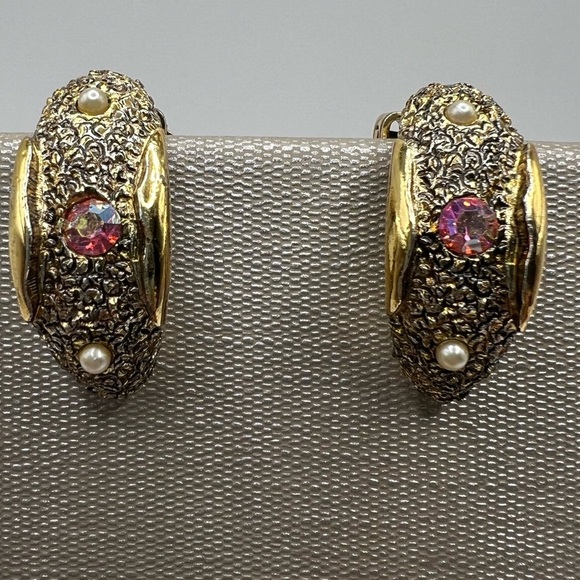 Vintage Judy Lee Textured Gold Tone Pink AB Crystal Faux Pearl Clip On Earrings - Picture 1 of 5